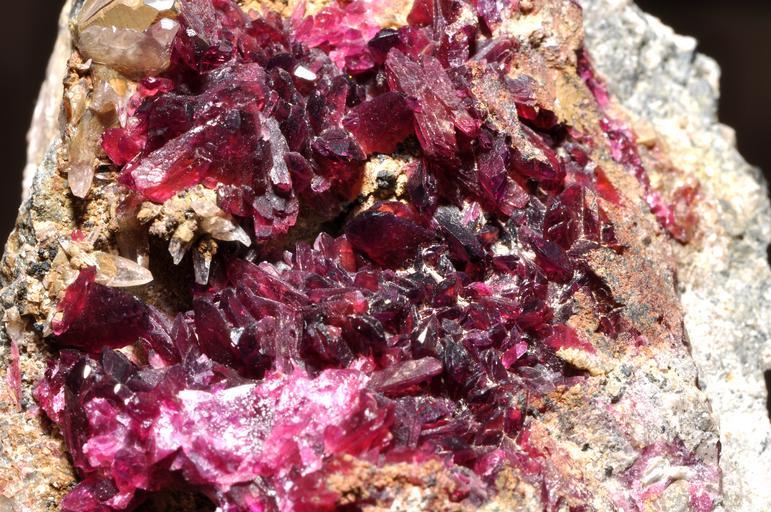 Rosélite et calcite (Maroc).jpg Cristaux de Rosélite et cristaux de Calcite Own 2009-03-22 Parent Géry Roselite Calcite Red minerals Taken with Nikon D90