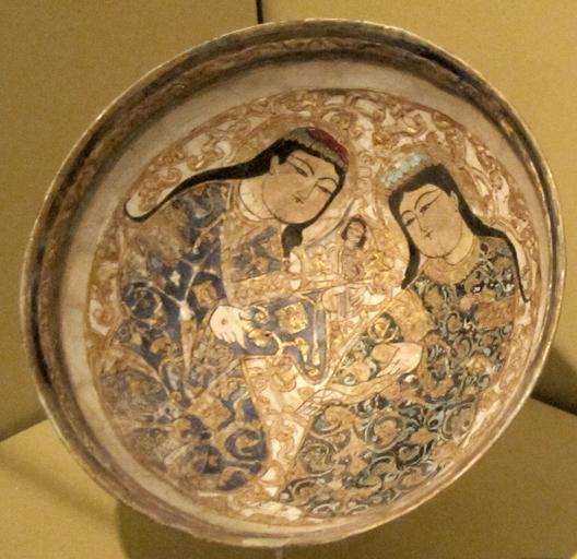 Bowl with two large figures, Iran, late 12th-early 13th century, glazed stone-paste with overglaze-painted polychrome and gilding, HAA.JPG en Bowl with two large figures Iran late 12th-early 13th century glazed stone-paste with ...