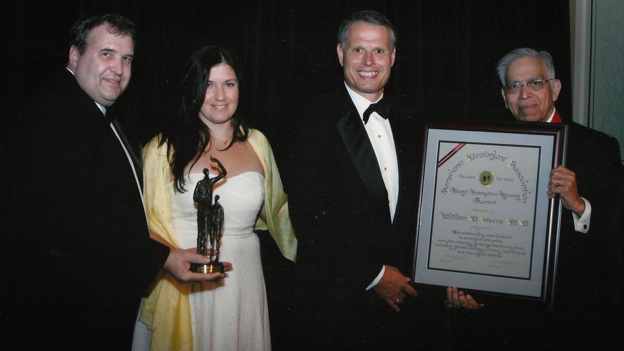 American Urological Association Award.jpg en Dr William D Steers is awarded the Hugh Hampton Young Award for outstanding contributions in urological education and pharmacology of the genitourinary tract including female urology urinary ...