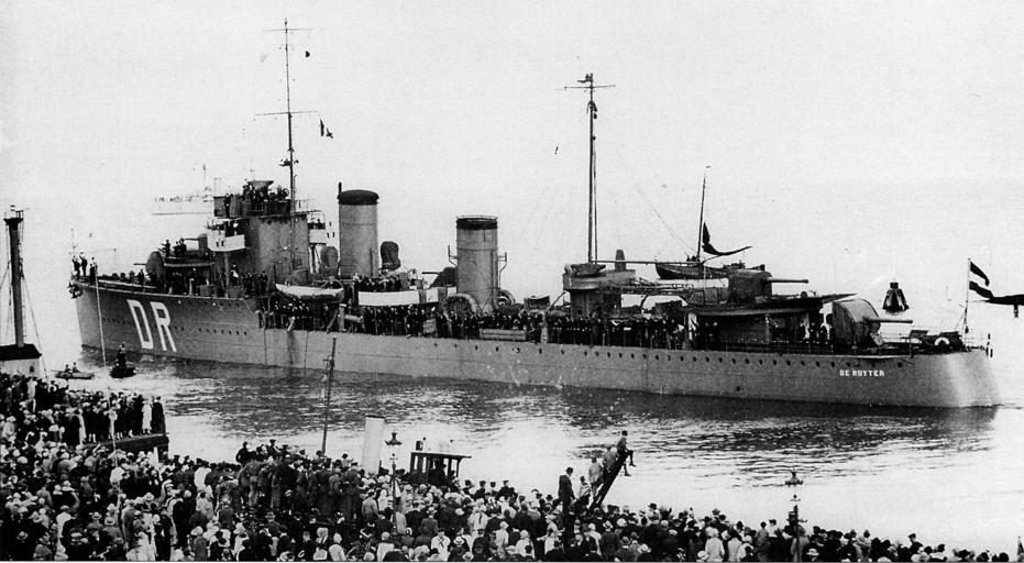 Hr. Ms. De Ruyter.jpg nl Hr Ms De Ruyter van de Admiralenklasse tijdens het vetrek vanuit Den Helder naar Nederlands-IndiÃ« op 27 september 1928 Transferred from http //nl wikipedia org nl wikipedia<br/> Original text Mark C Schepen van ...