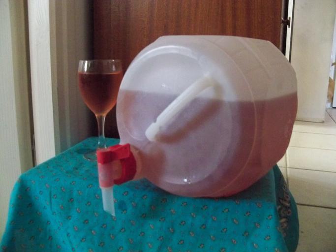 Cubitainer de rosé.jpg fr Cubitainer de vin rosé own Véronique PAGNIER 2010-06-30 Wine containers Marcillac AOC Taken with Kodak EasyShare Z950