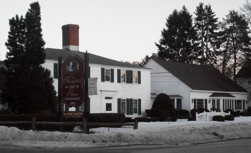 Kingston 1686 House.JPG en View of the Kingston 1686 House from Main Street own Qrsdogg 2011-03-07 Cc-zero Buildings in New Hampshire
