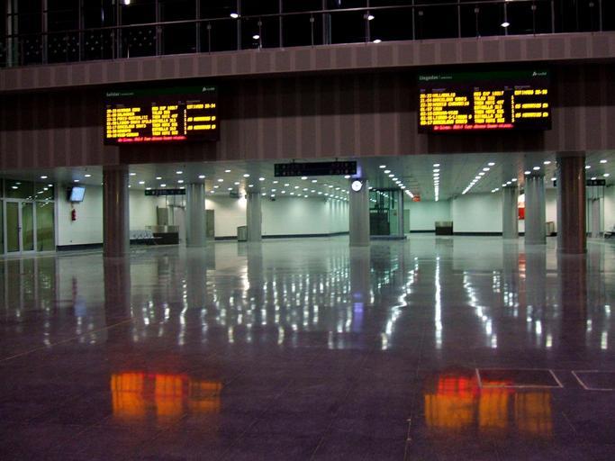 Burgos - Estacio Rosa de Lima 7.JPG en Estación para trenes de alta velocidad AVE de Burgos-Rosa de Lima Burgos Castilla y León España Own Zarateman 2009-08-29 cc-zero Train station of Burgos-Rosa de Lima
