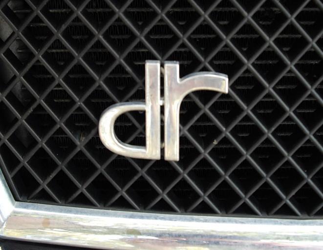 DR Automobiles badge.JPG en DR Automobiles badge own Corvettec6r DR vehicles Logos of automobiles