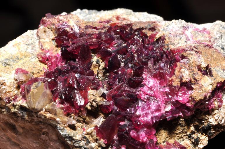 Rosélite et calcite 1(Maroc).jpg Cristaux de Rosélite et cristaux de Calcite Own 2009-03-22 Parent Géry Roselite Calcite Taken with Nikon D90