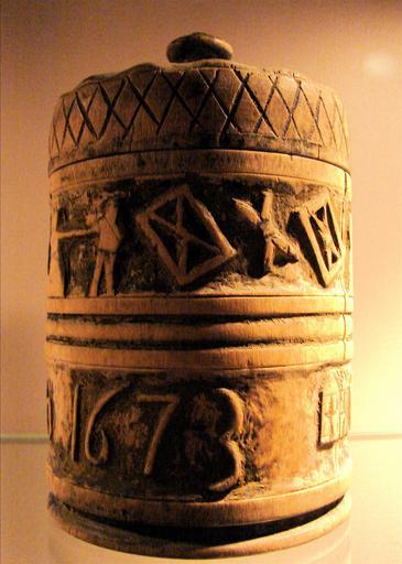 Dåse (Telemark Museum).JPG Drejet trædåse med låg dreia ask med lok fra Fabritius' Samling Telemark Museum own 2013-08 Orf3us Telemark Museum