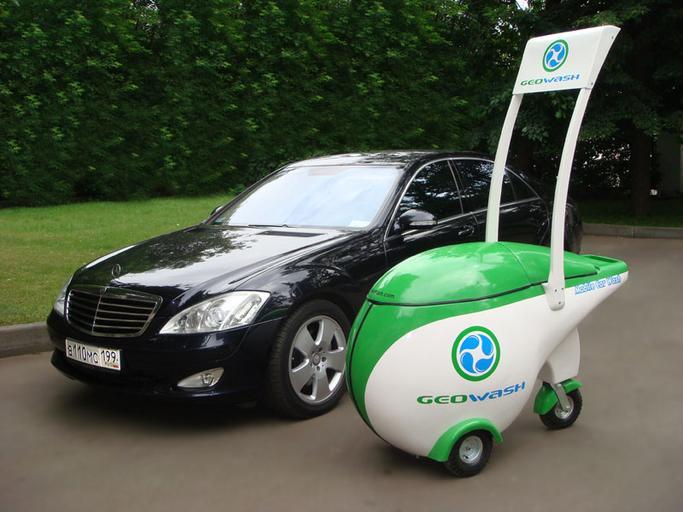 GeoWash cart.jpg en Mobile car wash washing cart own Alejandro Alperin 2009-05-14 Car washes Black Mercedes-Benz sedans Green and white road vehicles