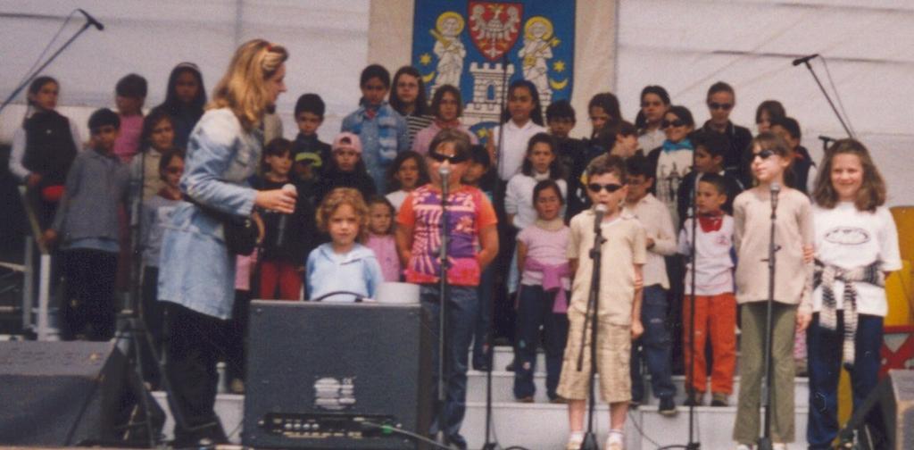 PiccoloCoroDellAntoniano 03.jpg Piccolo Coro Mariele Ventre dell'Antoniano - trials before the concert in Poznań Poland late June 2001 The picture was taken by myself Piccolo Coro dell'Antoniano 2005-10-22 own assumed PiccollinaBambina ...