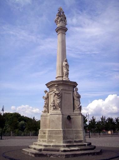 Szentháromság oszlop Baja.jpg A Szentháromság-oszlop Baján A város egyik legrégebbi műemléke A 18 században épült barokk stílusban 1881-ben és 2000-ben felújították � photo taken by uploader User Csanády in 2006 Holy ...