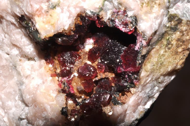 Rosélite (Maroc).jpg Cristaux de Rosélite Own 2009-04-18 Parent Géry Roselite Taken with Nikon D90