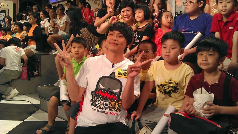 Frankie Huang with his fans.jpg zh-tw 演過電影� �艋舺� �的� 人黃鐙� � � 2012-08-19 20 08 58 own JeanHavoc 25 047815 121 55064805556 cc-zero Uploaded with UploadWizard 1981 births Men of Taiwan The Primary School