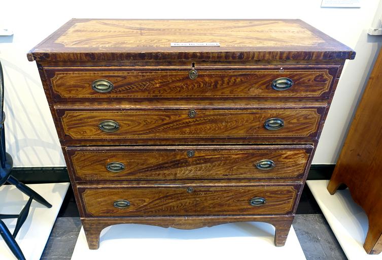 Blanket chest, maker unknown, attributed to Matteson family, Shaftsbury VT, c. 1825, painted white pine - Bennington Museum - Bennington, VT - DSC08850.JPG en Exhibit in the Bennington Museum - Bennington Vermont USA This work is in the ...