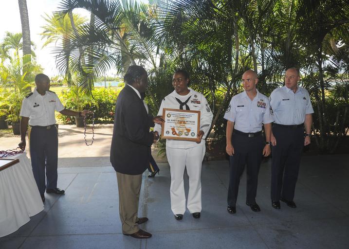 Pearl Harbor 140913-N-FK070-023.jpg en Yeoman 1st Class Latoya Calvin receives the National Association for the Advancement of Colored People NAACP Dr Mary McLeod Bethune Inspirational Leadership Award from Alphonso Braggs president of the ...