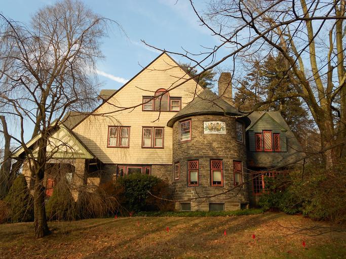 423 St Davids S Wayne HD PA.JPG en House at 423 St David's Street Wayne Pennsylvania part of the South Wayne Historic District Designed by Horace Trumbauer according to NRHP nomination with typical tower On top of the hill 2013-01-12 19 44 ...