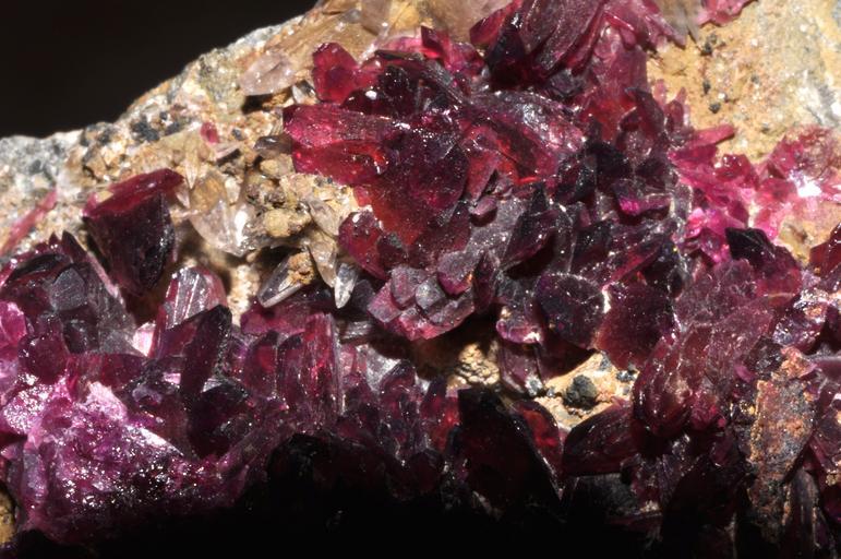 Rosélite et calcite 2(Maroc).jpg Cristaux de Rosélite et cristaux de Calcite Own 2009-03-24 Parent Géry Roselite Calcite Taken with Nikon D90