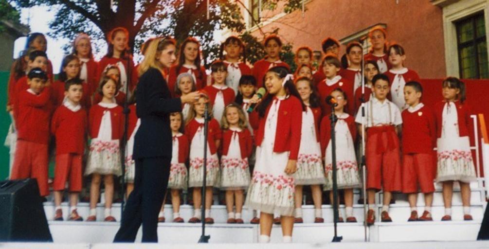 PiccoloCoroDellAntoniano 01.jpg Piccolo Coro Mariele Ventre dell'Antoniano - trials before the concert in Warsaw Poland in late June 2001 The picture was taken by myself Piccolo Coro dell'Antoniano 2005-10-22 own assumed PiccollinaBambina ...