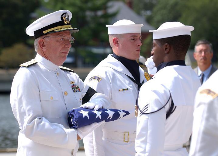 Navy 070828-N-8395K-002 Retired Vice Adm. Al Konetzni receives the American flag from a member of the U.S. Navy Ceremonial Guard.jpg en ANNAPOLIS Md Aug 28 2007 - Retired Vice Adm Al Konetzni receives the American flag from a member of the ...